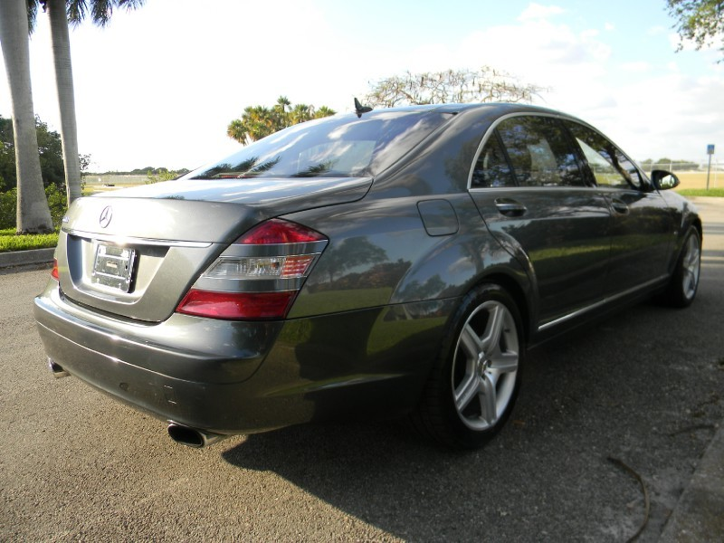 Illustration for article titled You Can Buy A 510-HP V12 S-Class For The Price Of A Used V6 Honda Accord